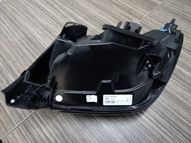 Achterlicht Peugeot 208 anio 2024 1.2 VTI 82 links 9823216680 tail light single usado en Menorca foto 4