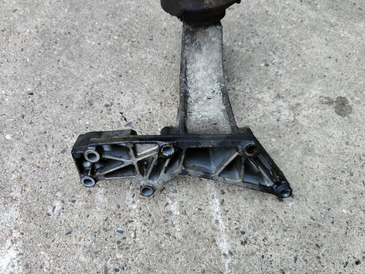 Motorsteun bracket links BMW 3 serie E46 M47 diesel 22116753225 6753225 engine mount engine rubber usado en Menorca foto 3