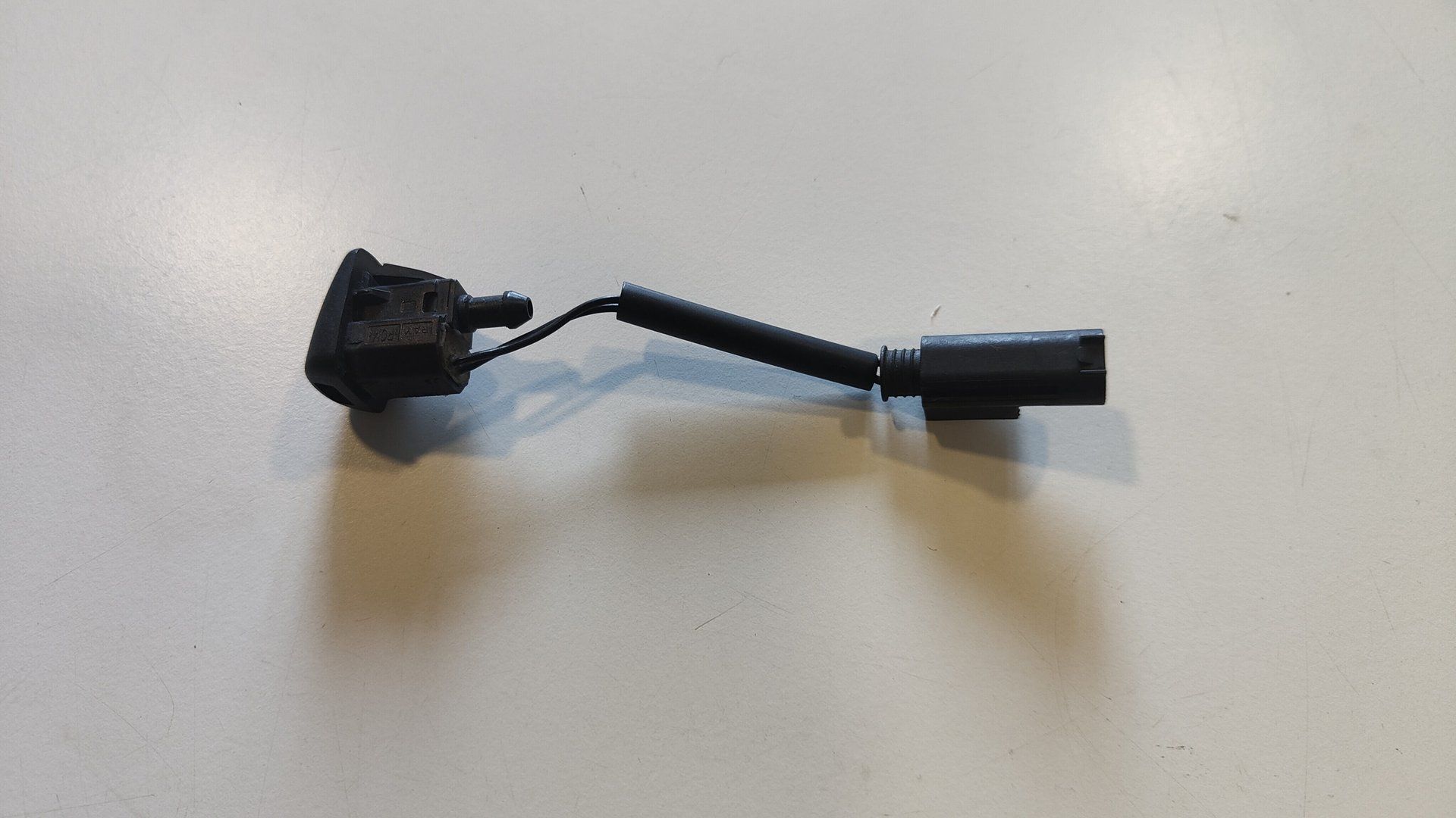 Ruitensproeier nozzle verwarmd BMW 5 serie E60 E61 incl. LCi 61667132969 7132969 windscreen washer nozzle usado en Menorca foto 3