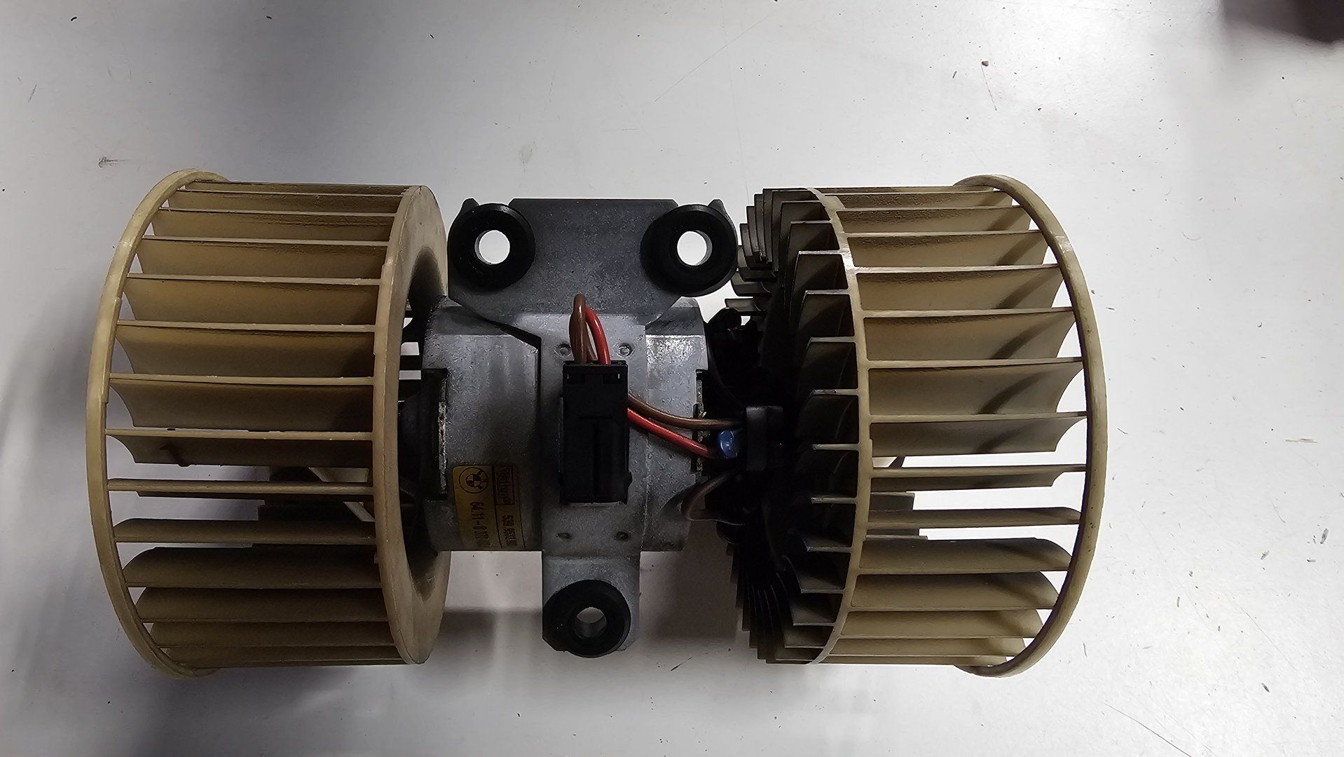Kachelmotor met airco BMW 5 serie E39 64118372493 8372493 heater engine booster usado en Menorca foto 2