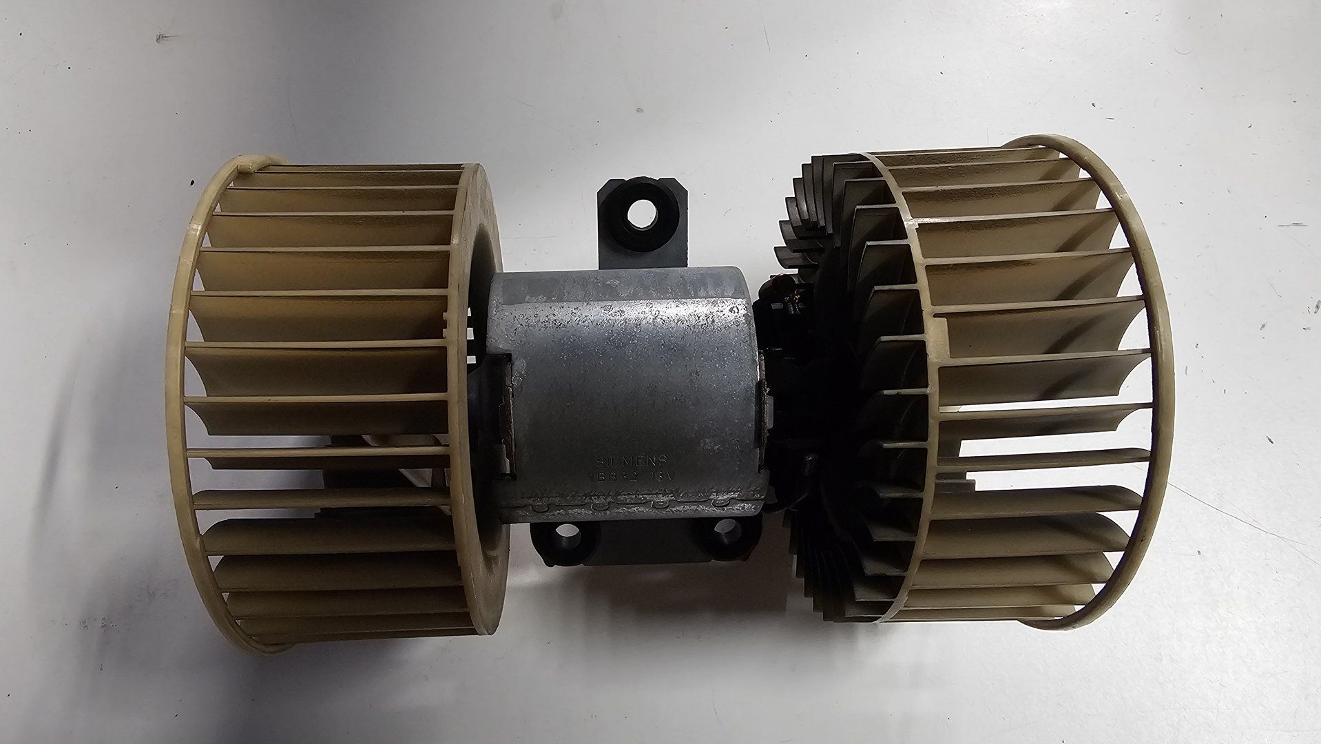 Kachelmotor met airco BMW 5 serie E39 64118372493 8372493 heater engine booster usado en Menorca