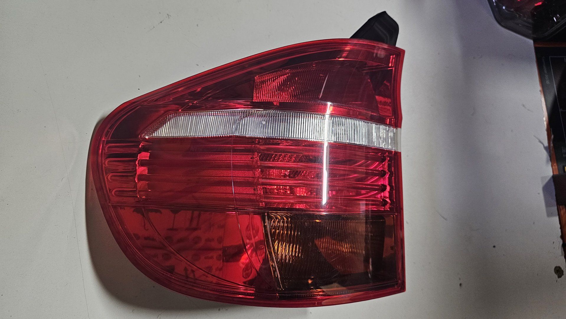 Achterlicht LED rood op zijpaneel links lichte kras BMW X5 E70 63217200817 7200817 tail light single usado en Menorca foto 6
