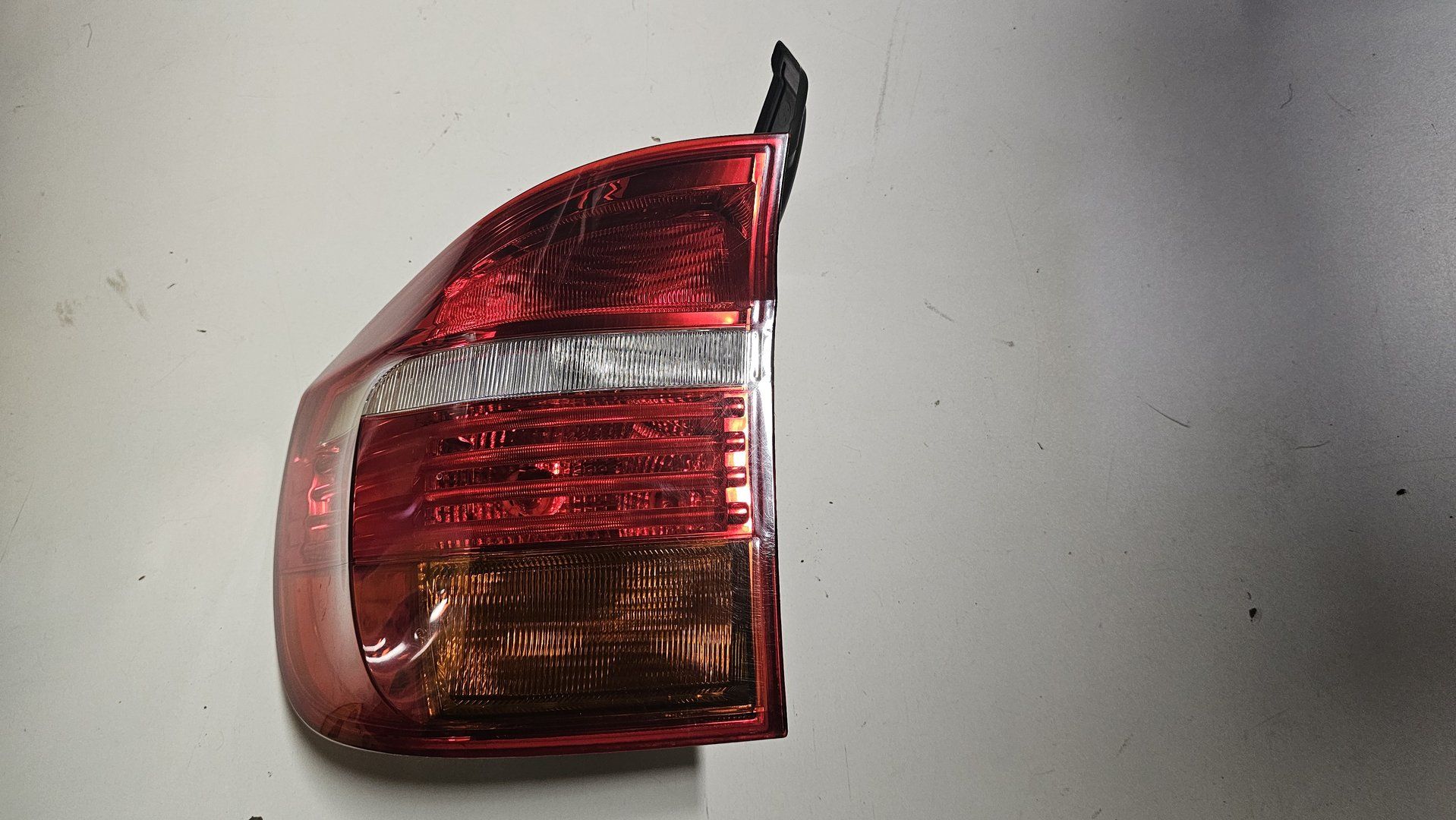 Achterlicht LED rood op zijpaneel links lichte kras BMW X5 E70 63217200817 7200817 tail light single usado en Menorca foto 2