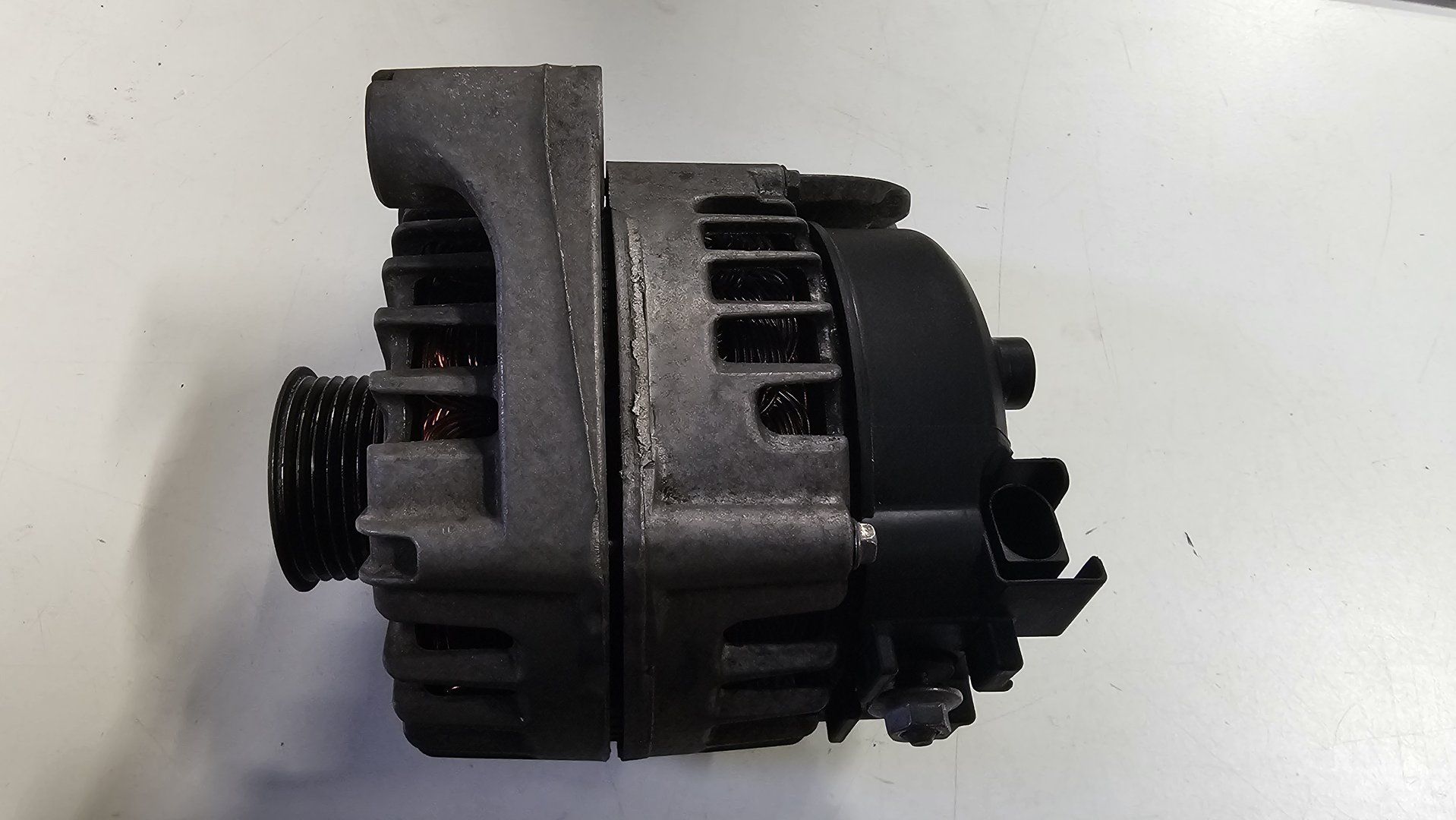 Dynamo 180A 6 rips BMW 1 / 3 X1 X3 Serie E8x E9x E84 E83 LCi diesel 12317802619 7802619 dynamo usado en Menorca