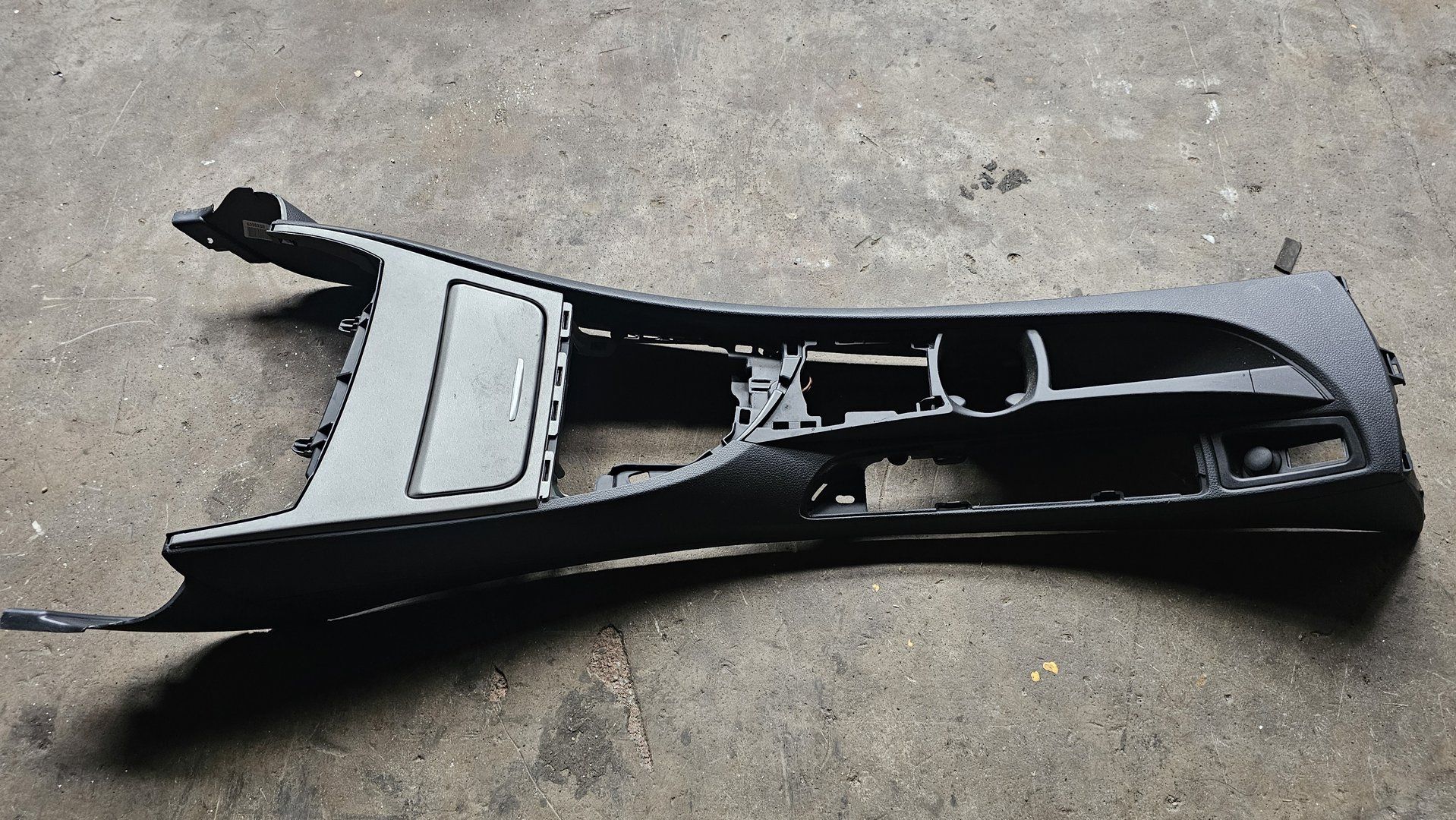 Middenconsole met bekerhouder voorzijde BMW 1 serie E82 51169110405 9110405 51169110522 9110522 centre console usado en Menorca