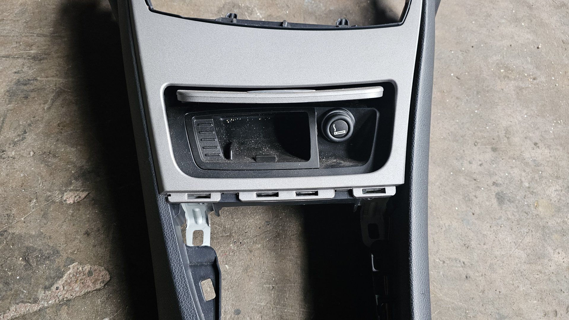 Middenconsole met bekerhouder voorzijde BMW 1 serie E82 51169110405 9110405 51169110522 9110522 centre console usado en Menorca foto 3