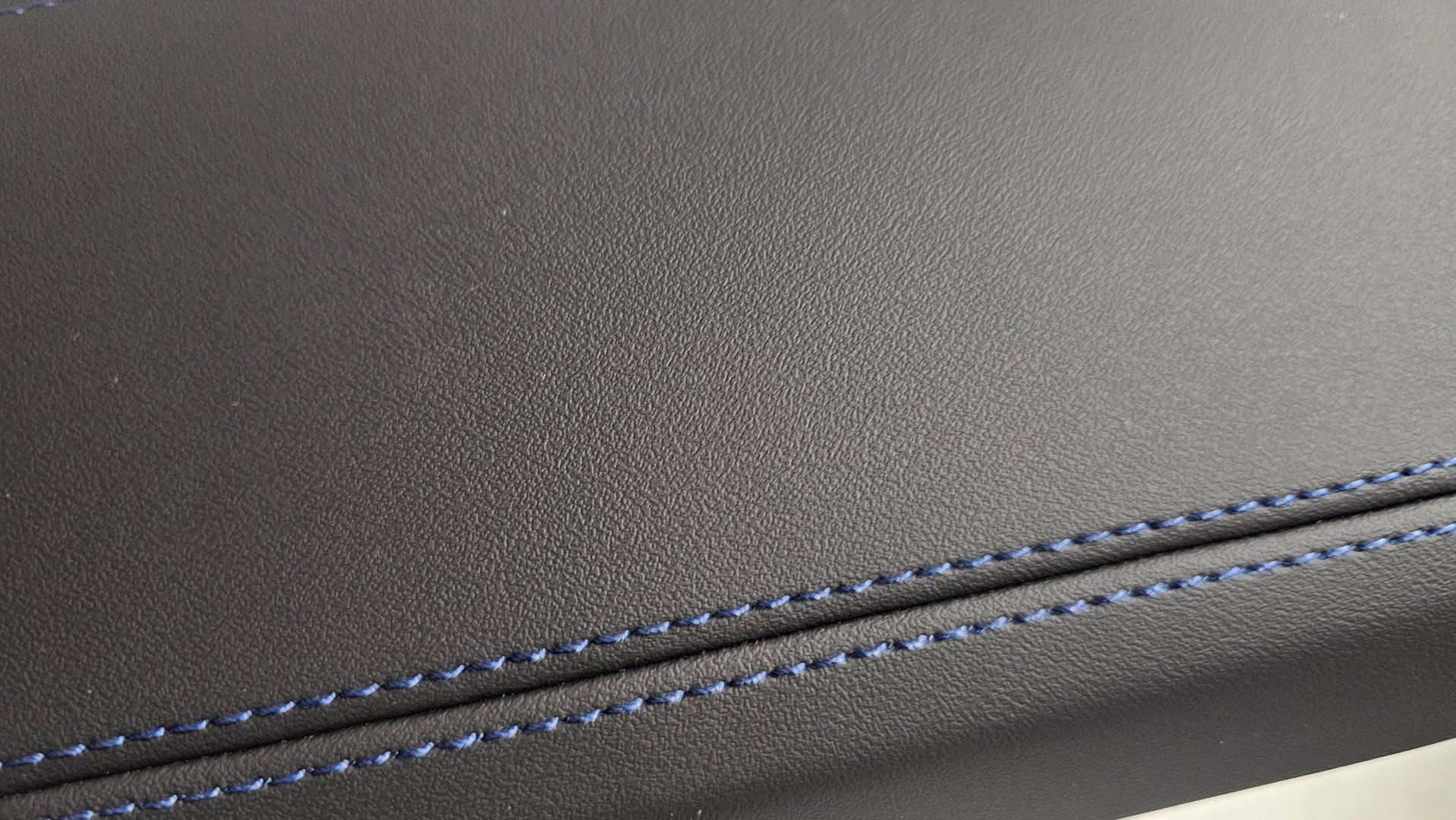 Armsteun console leer zwart BMW 1 / 2 serie F40 F70 F44 51169460090 9460090 arm rest usado en Menorca foto 2