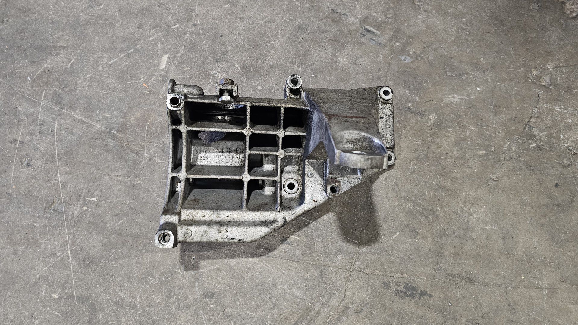 Airco compressor montage steun BMW X5 serie E53 64557503463 7503463 64557503477 7503477 compressor usado en Menorca