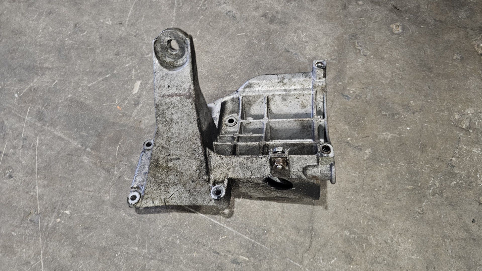 Airco compressor montage steun BMW X5 serie E53 64557503463 7503463 64557503477 7503477 compressor usado en Menorca foto 2