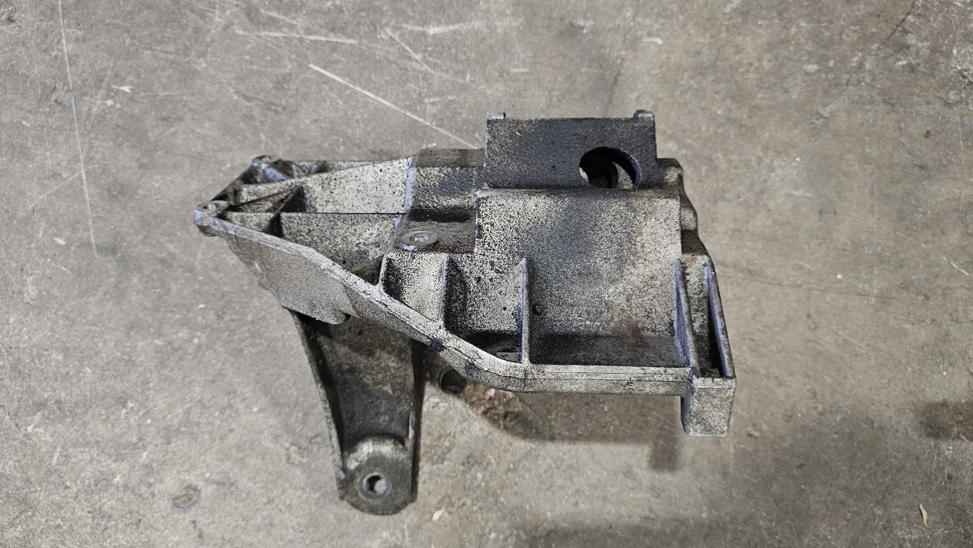 Airco compressor montage steun BMW X5 serie E53 64557503463 7503463 64557503477 7503477 compressor usado en Menorca foto 3