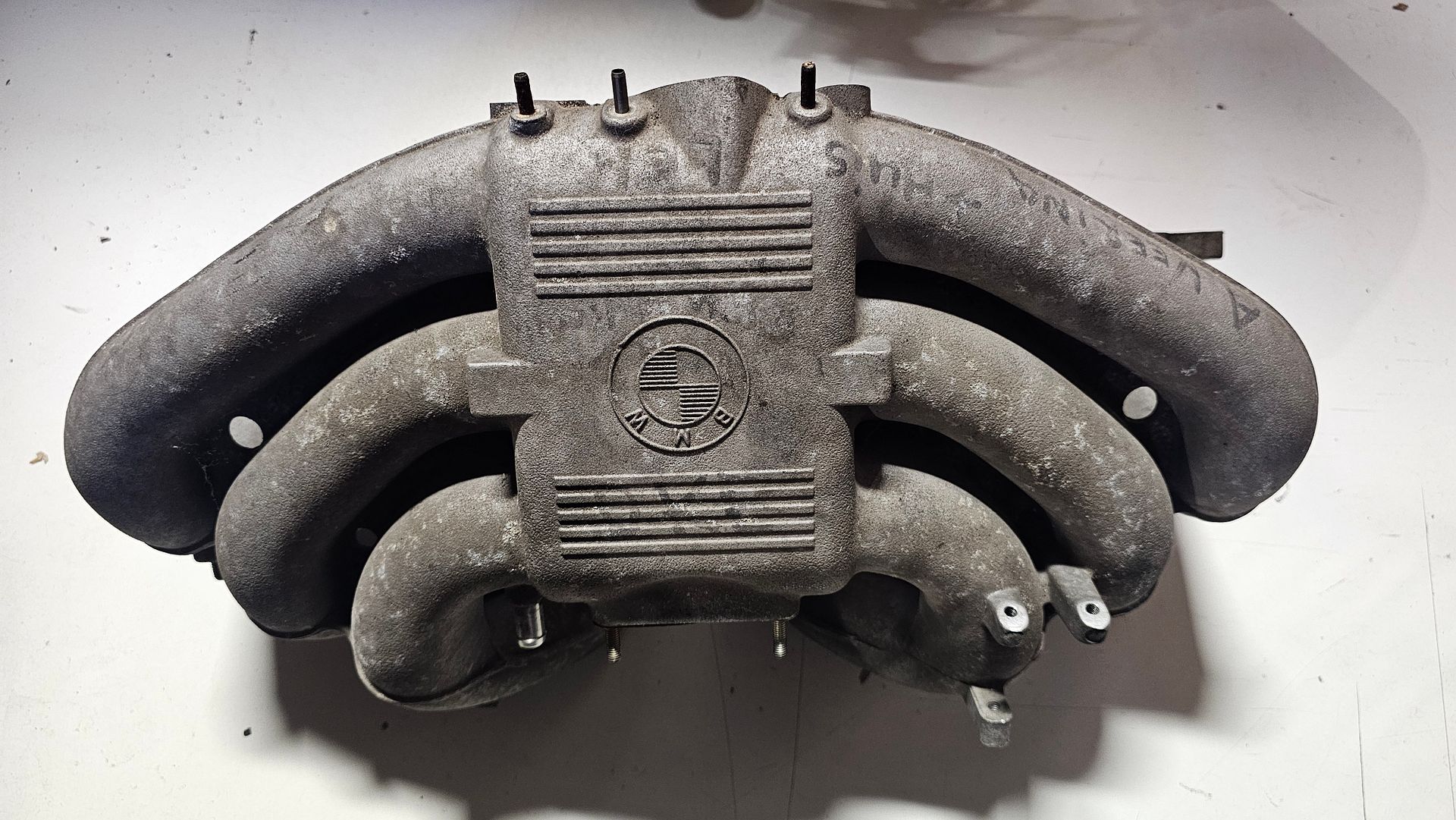 Inlaatspruitstuk BMW 3 / 5 serie E30 320i 323i M20 E28 520i M20 1611278080 1278080 intake manifold usado en Menorca