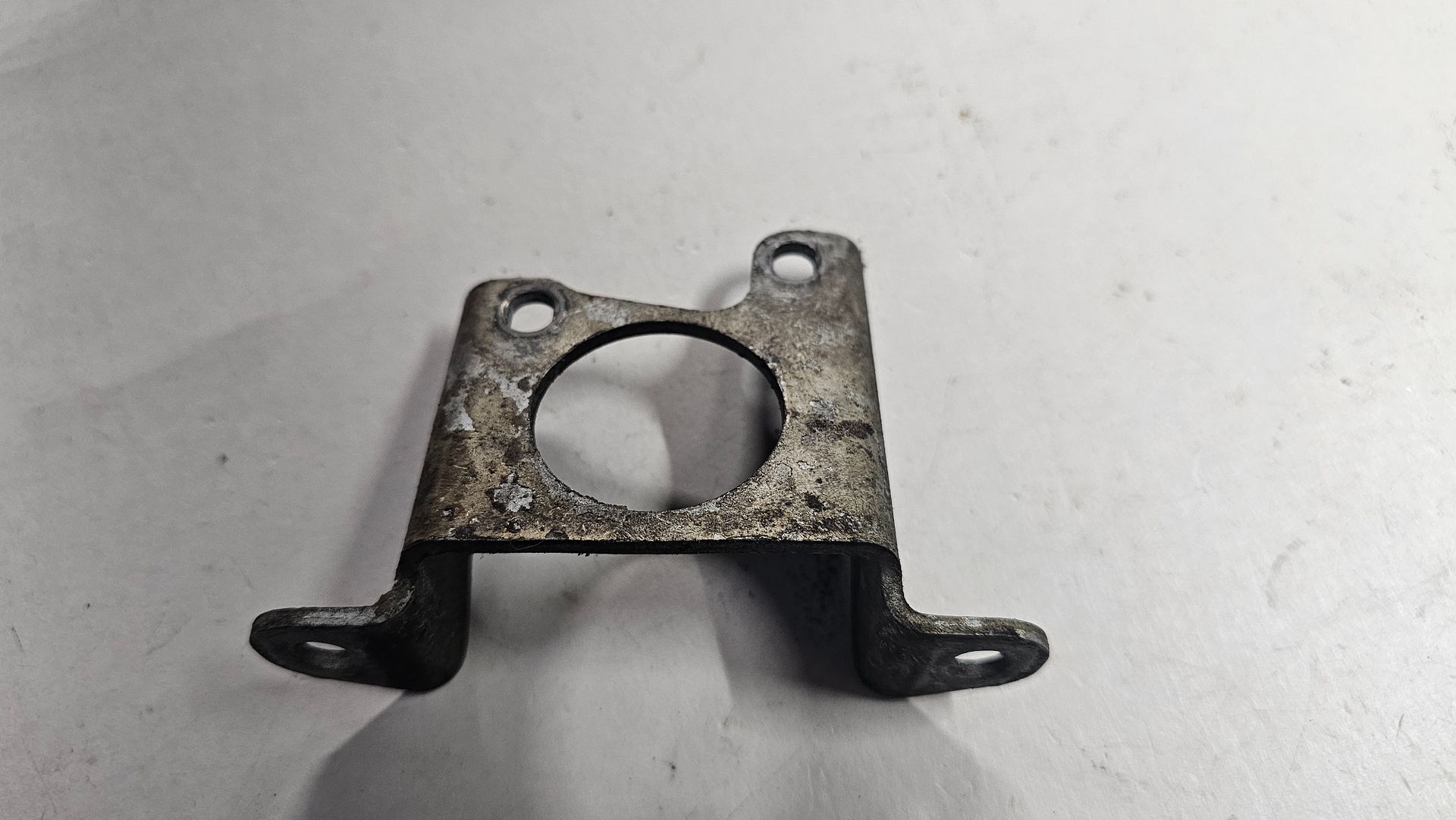 Montage beugel inlaatspruitstuk BMW 3 / 5 / Z1 serie E30 E34 11611708838 1708838 intake manifold usado en Menorca