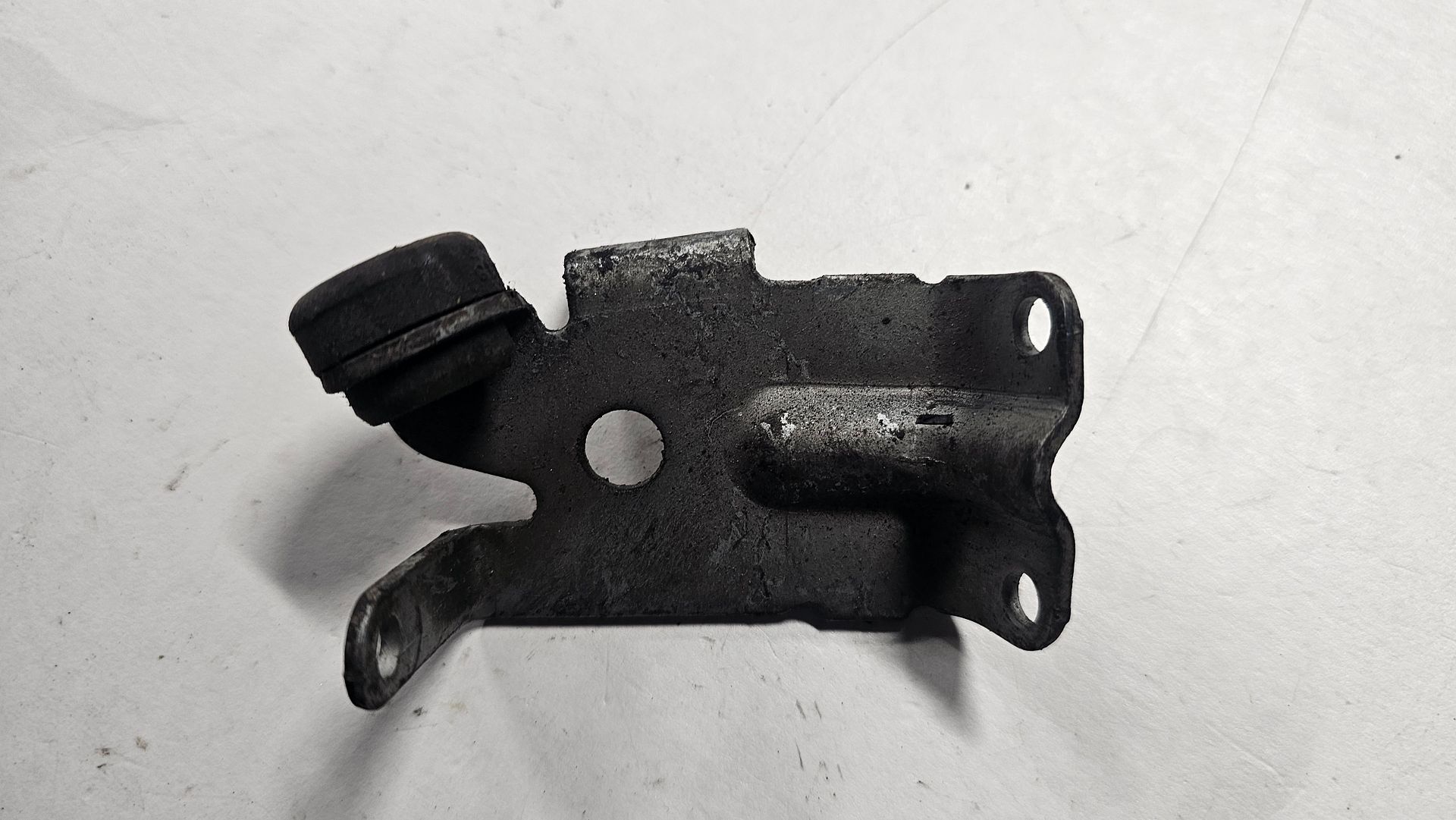 Montage beugel gaskabel cruise control BMW 3 / 5 / Z1 serie E30 E34 11611277431 11277431 intake manifold usado en Menorca foto 2