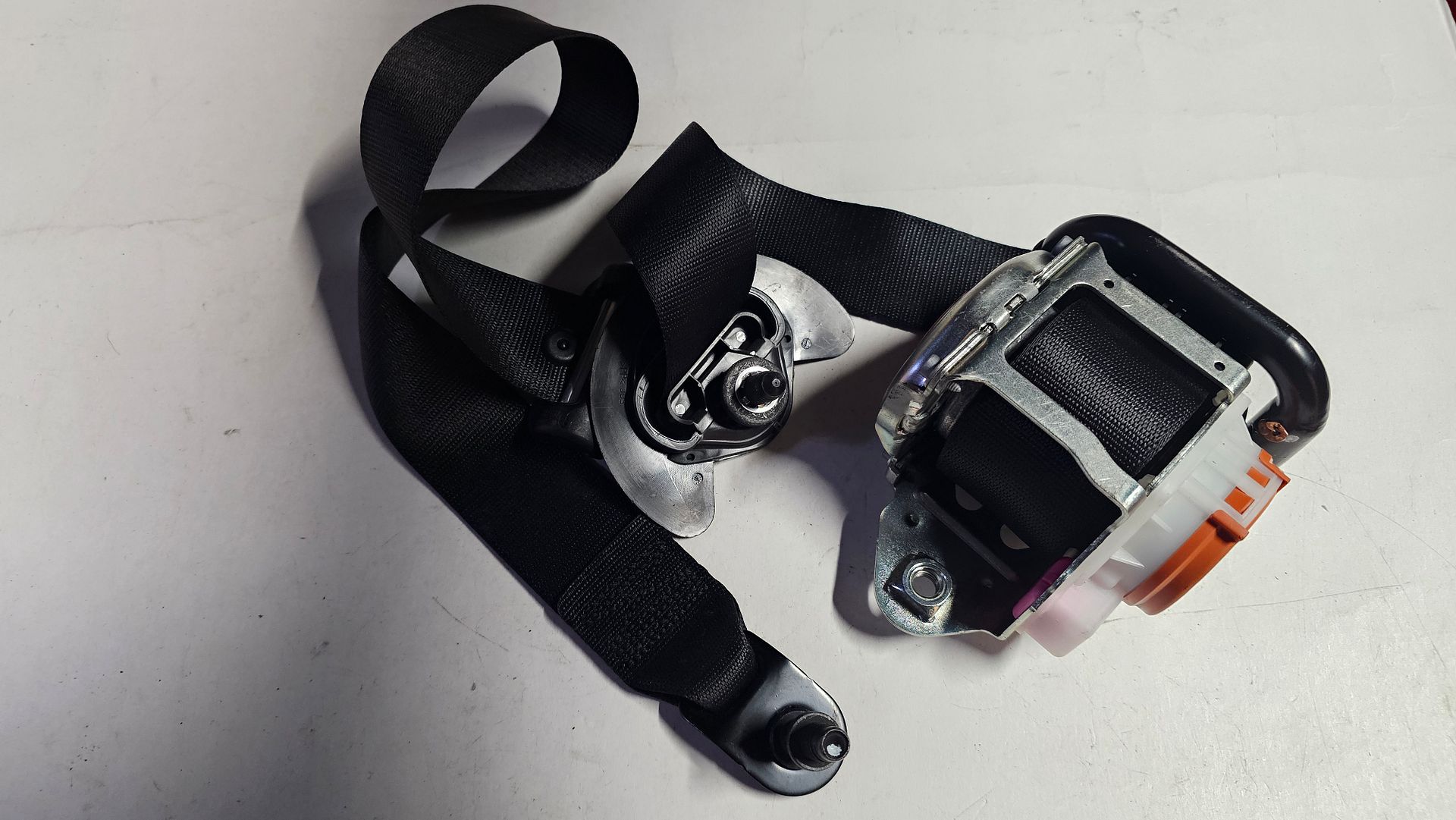 Gordel B stijl voorzijde rechts Mercedes B class W242 W245 W246 W247 seatbelt single usado en Menorca