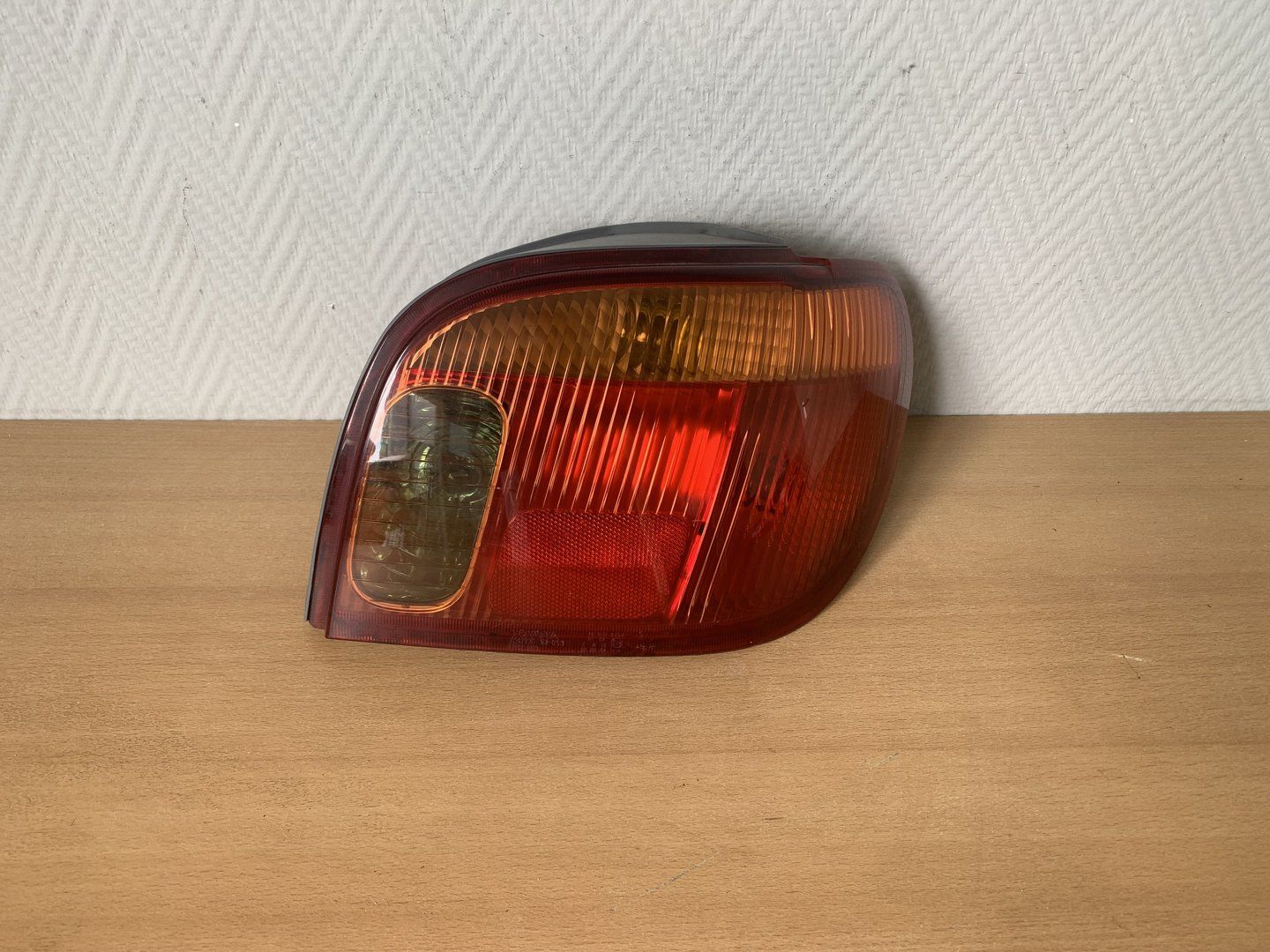 achterlicht Rechts toyota yaris 2003 tot 2005 52053 England tail light single usado en Menorca foto 3