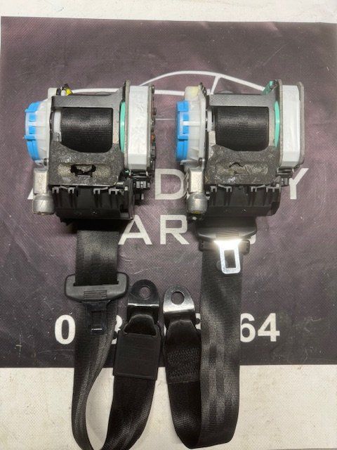 Audi A5 8F 8F7 Cabrio Cabriolet Gordels Voor Links Rechts seatbelt set of 2 usado en Menorca
