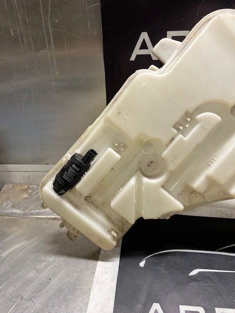 BMW 3 Serie F30 F31 F34 Ruitensproeiertank 724167113 windshield washer tank sprinkler tank usado en Menorca foto 2