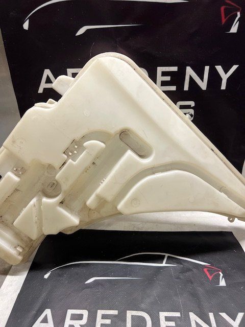 BMW 3 Serie F30 F31 F34 Ruitensproeiertank 724167113 windshield washer tank sprinkler tank usado en Menorca foto 3