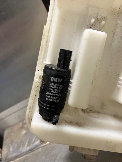 BMW 3 Serie F30 F31 F34 Ruitensproeiertank 724167113 windshield washer tank sprinkler tank usado en Menorca foto 5
