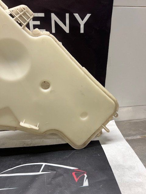 BMW 3 Serie F30 F31 F34 Ruitensproeiertank 724167113 windshield washer tank sprinkler tank usado en Menorca foto 9