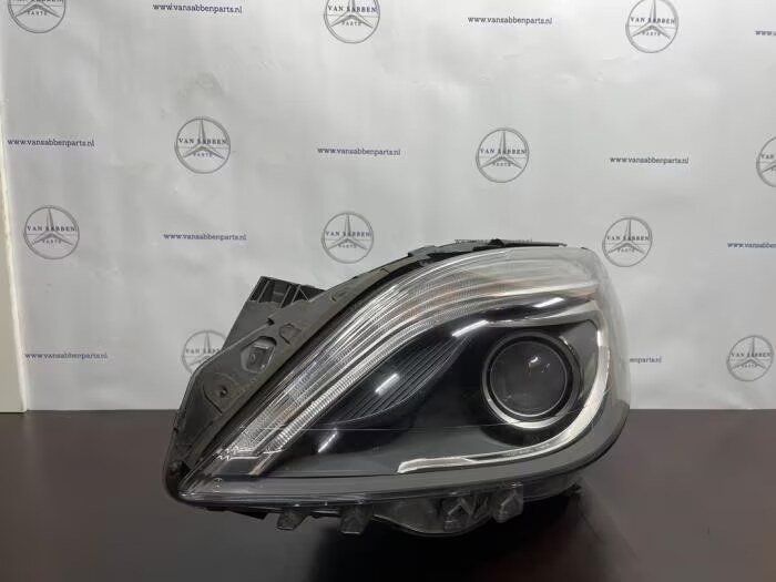 Koplamp links van een Mercedes B-Clase tail light single usado en Menorca foto 2