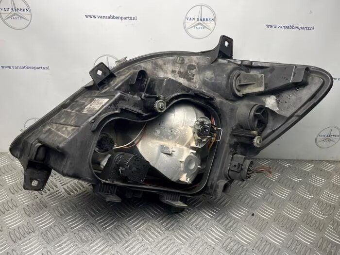 Koplamp rechts van een Mercedes Sprinter tail light single usado en Menorca foto 4