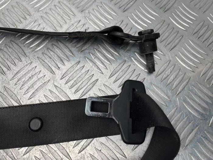 Veiligheidsgordel links-voor van een Mercedes B-Clase seatbelt guide usado en Menorca foto 8