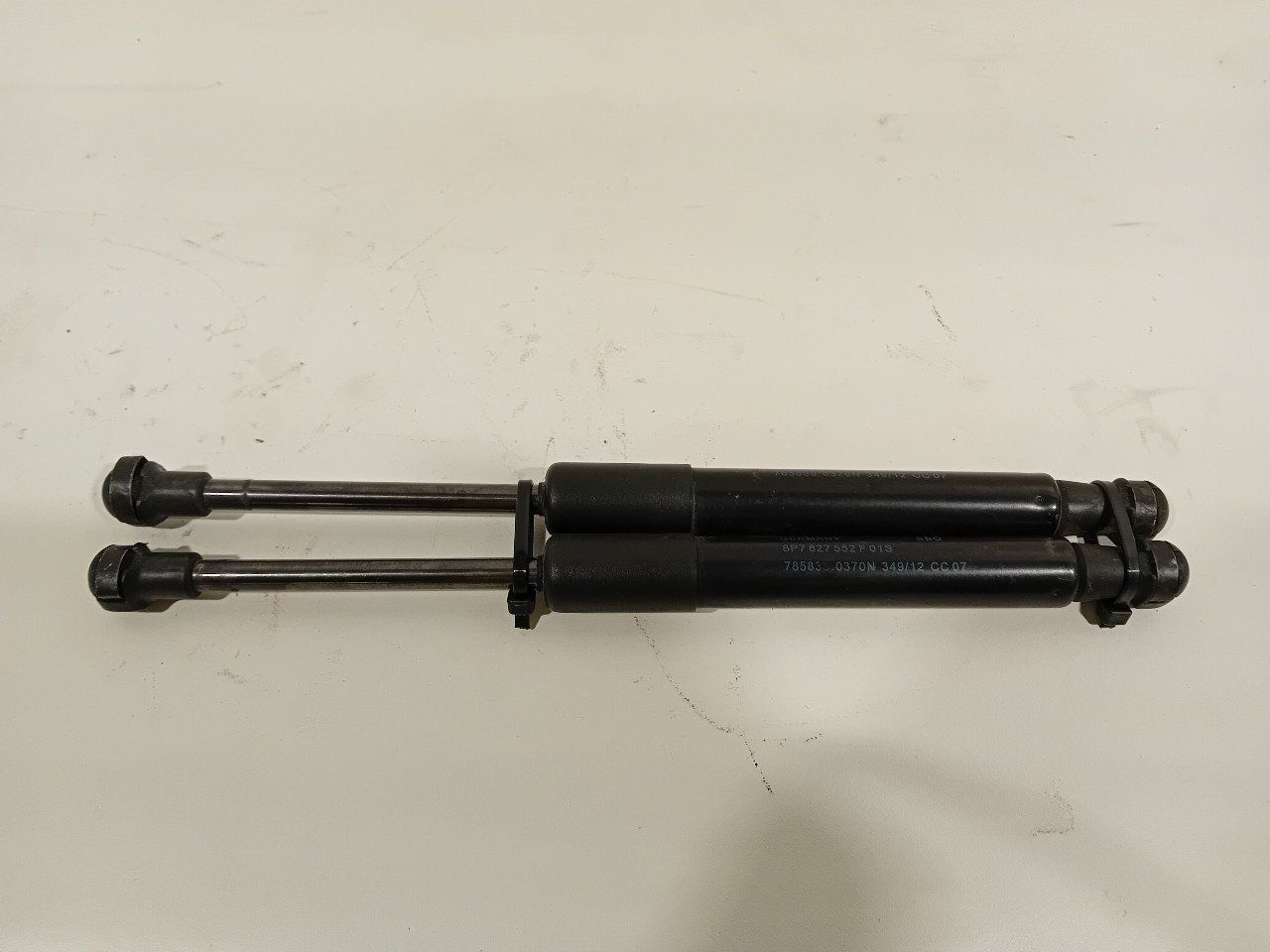 Gasdrukveerset achter Audi A3 gas spring gas spring dampers rear lid left and right usado en Menorca