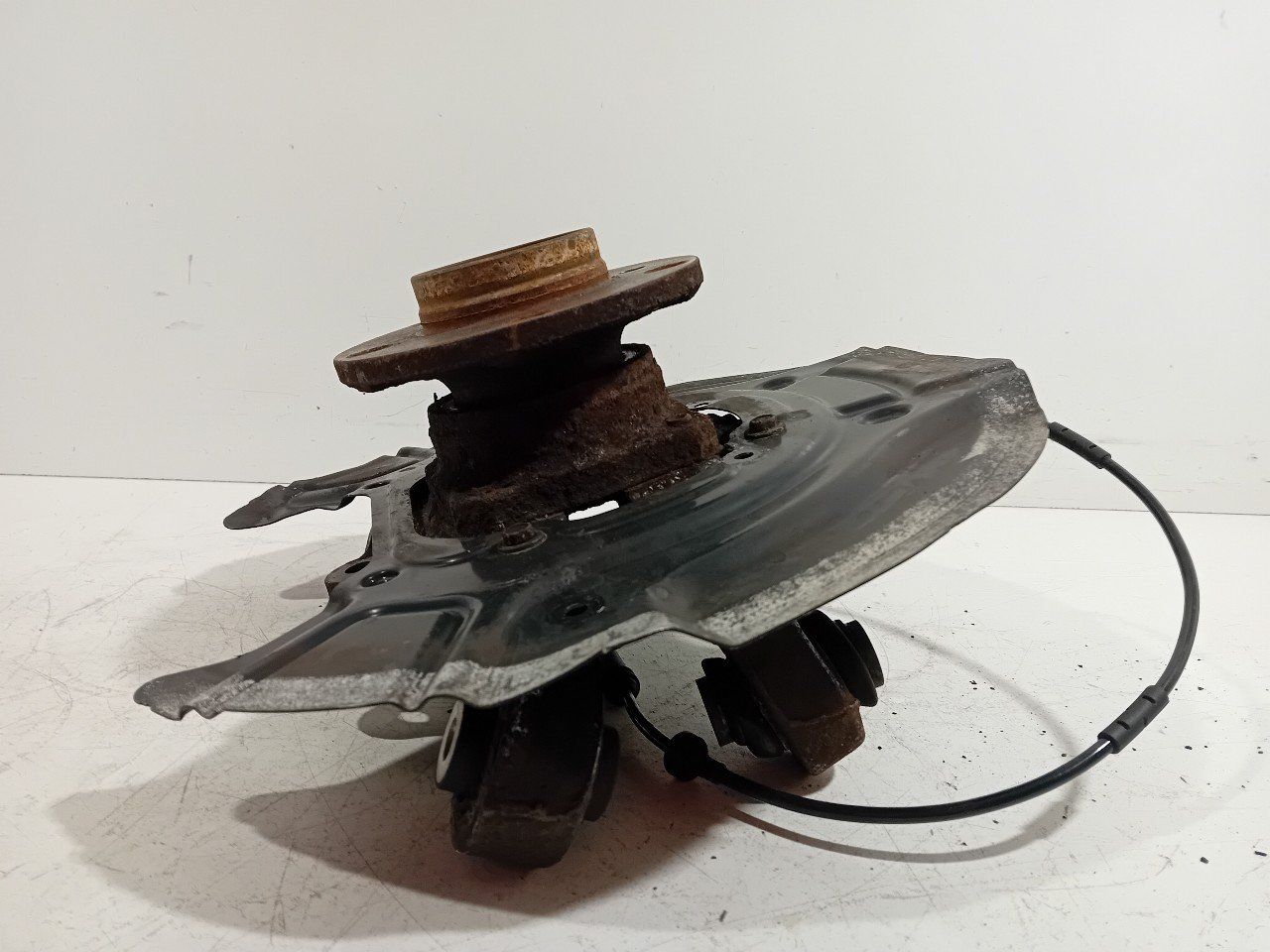 Wielnaaf links achter BMW X3 wheel hub usado en Menorca foto 4