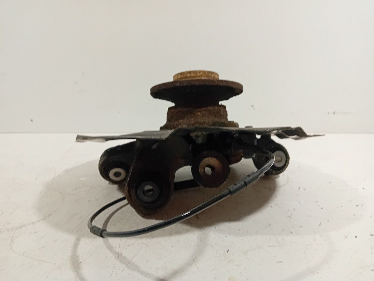 Wielnaaf links achter BMW X3 wheel hub usado en Menorca foto 3