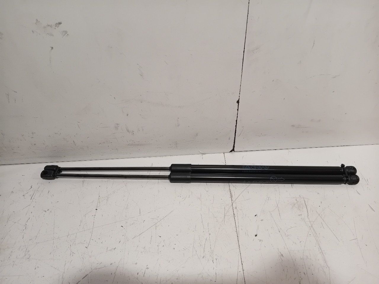 Gasdrukveerset achter Ford Puma gas spring gas spring dampers rear lid left and right usado en Menorca