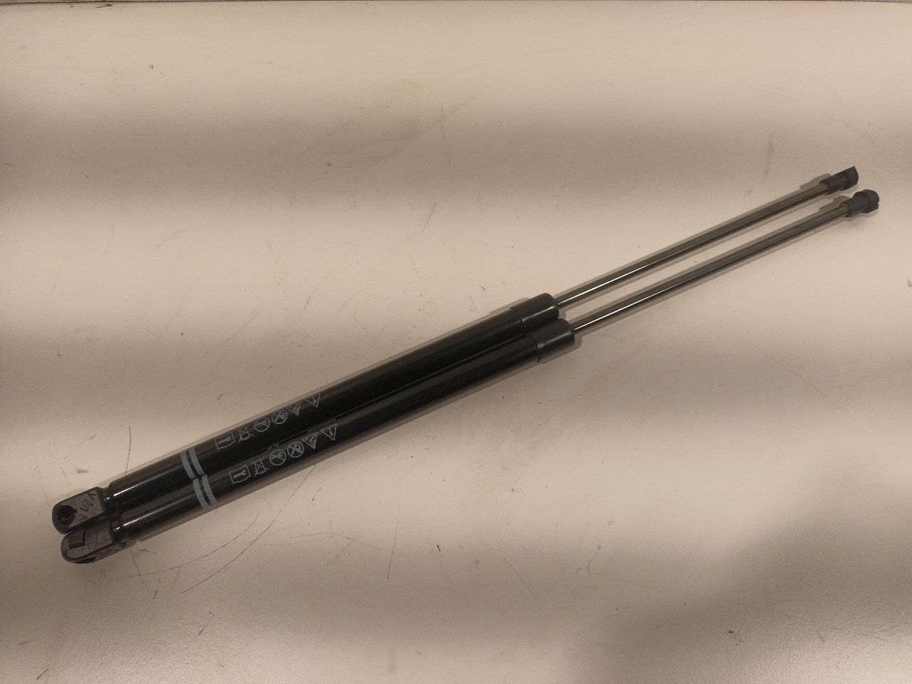 Gasdrukveerset achter Volkswagen Golf gas spring gas spring dampers rear lid left and right usado en Menorca