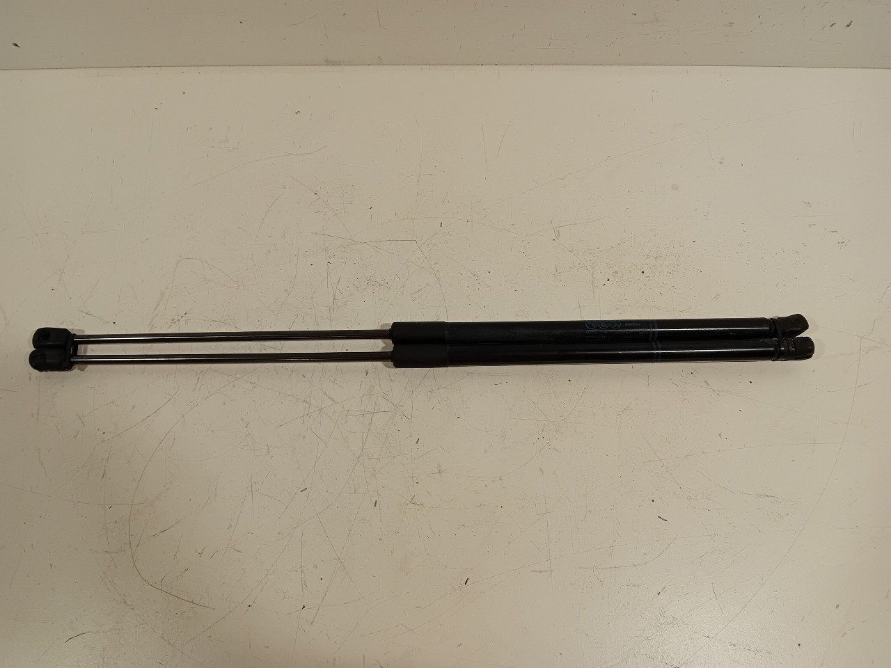 Gasdrukveerset achter Opel Corsa gas spring gas spring dampers rear lid left and right usado en Menorca