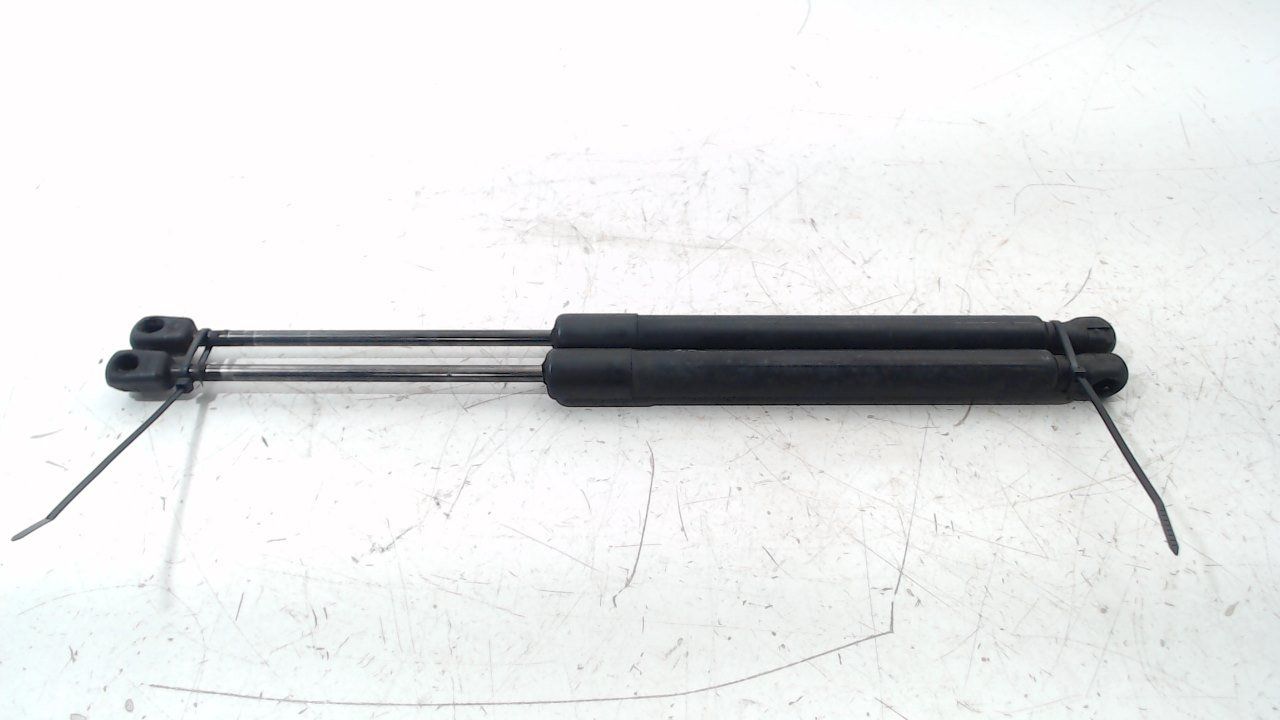 Gasdrukveerset achter Volkswagen Golf gas spring gas spring dampers rear lid left and right usado en Menorca