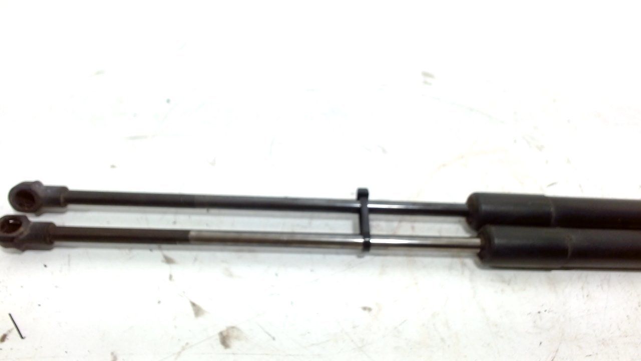 Gasdrukveerset achter Seat Ibiza gas spring gas spring dampers rear lid left and right usado en Menorca foto 3