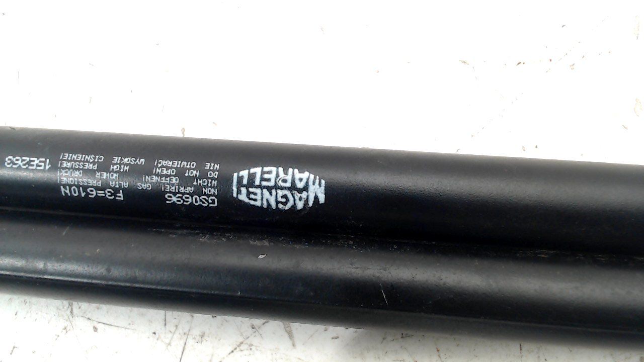 Gasdrukveerset achter Renault Laguna gas spring gas spring dampers rear lid left and right usado en Menorca foto 3