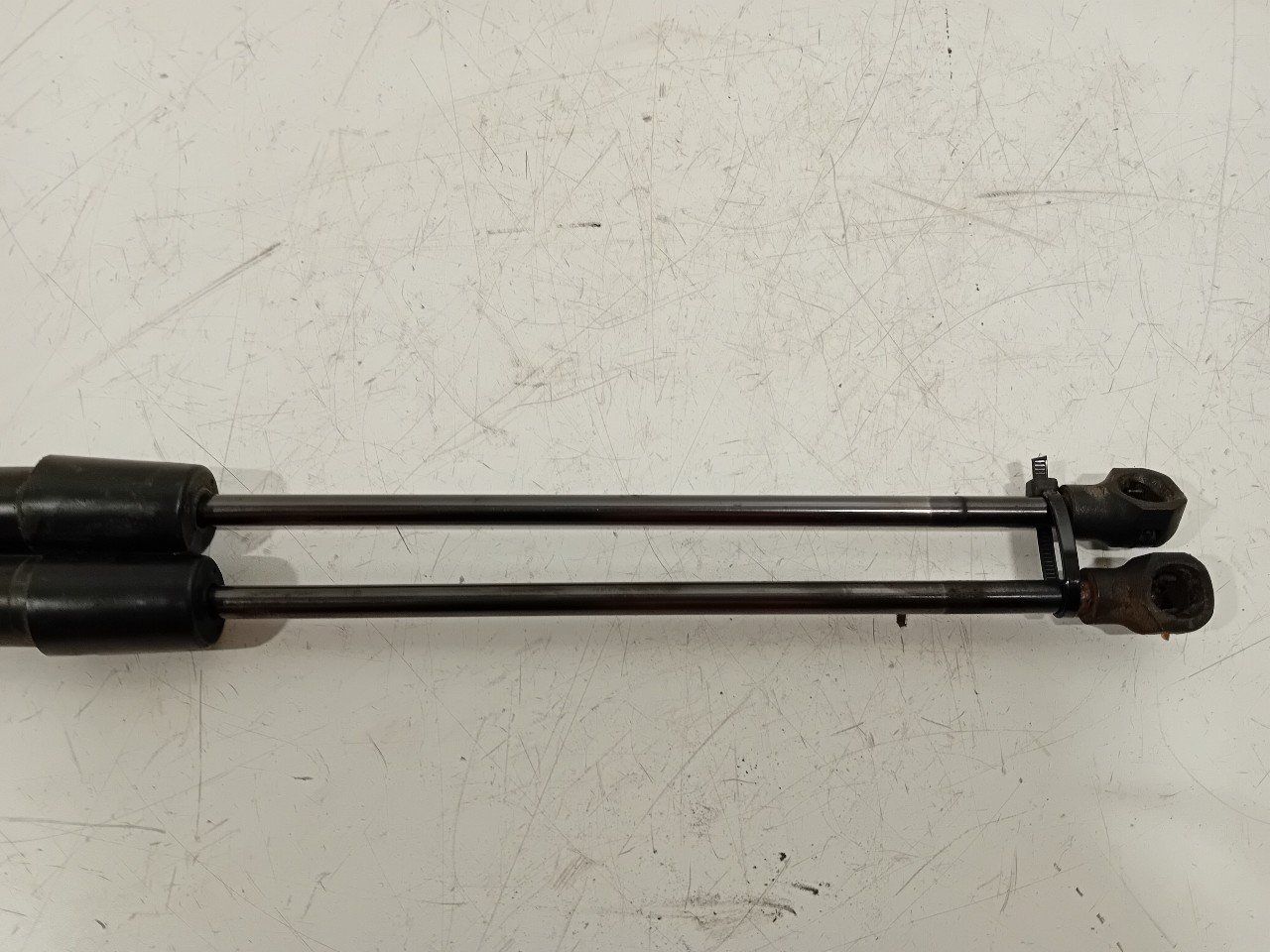 Gasdrukveerset achter Peugeot 308 gas spring gas spring dampers rear lid left and right usado en Menorca foto 3