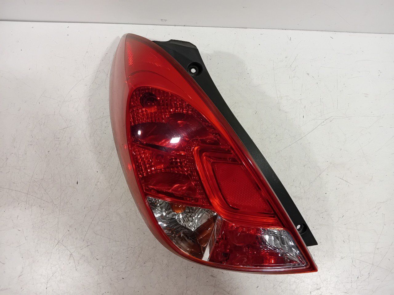 Achterlicht links buiten Hyundai i20 tail light single usado en Menorca foto 2