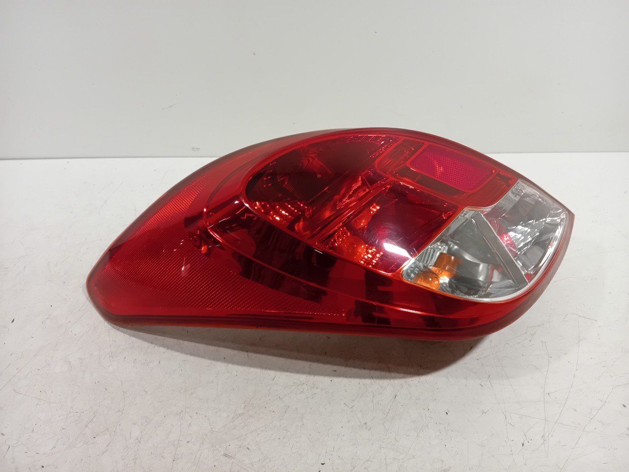 Achterlicht links buiten Hyundai i20 tail light single usado en Menorca foto 5