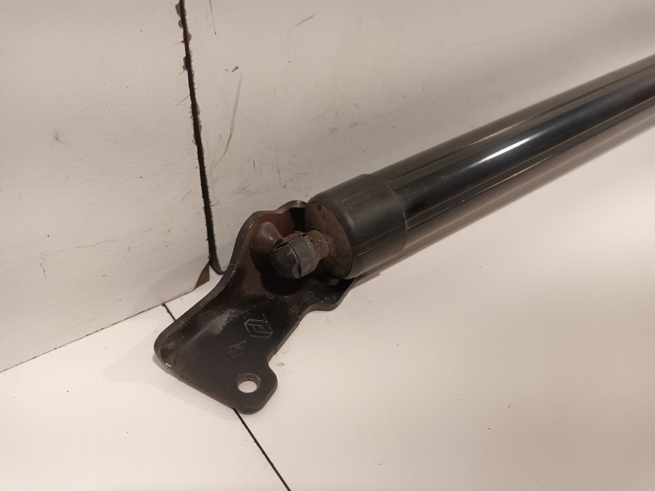 Gasdrukveer rechts achter Renault Espace gas spring gas spring dampers rear lid single usado en Menorca foto 3