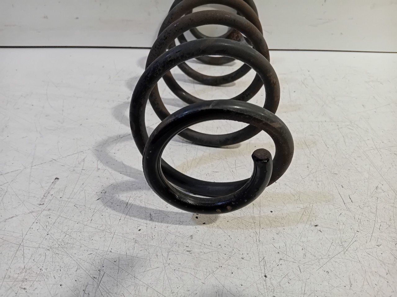 Spiraalveer achter links of rechts uitwisselbaar Volkswagen Polo spiral spring usado en Menorca foto 2