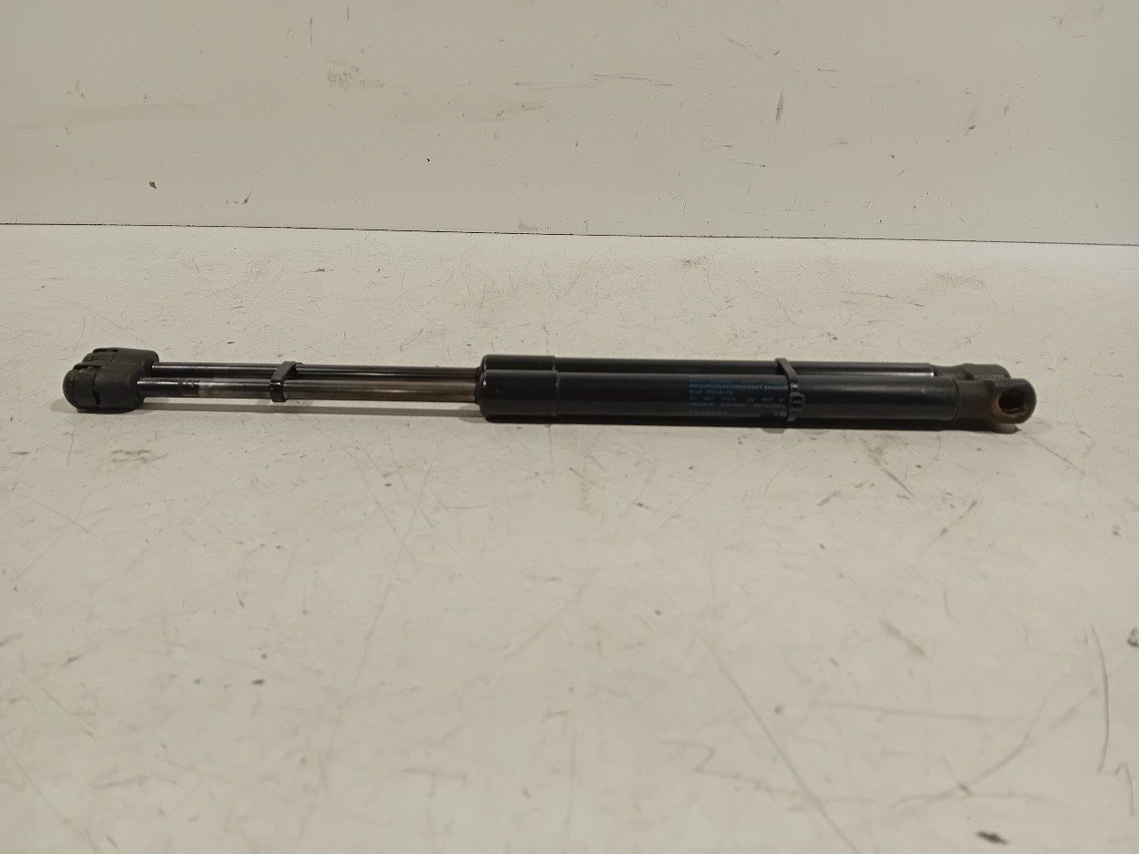 Gasdrukveerset achter Volkswagen Up gas spring gas spring dampers rear lid left and right usado en Menorca foto 2