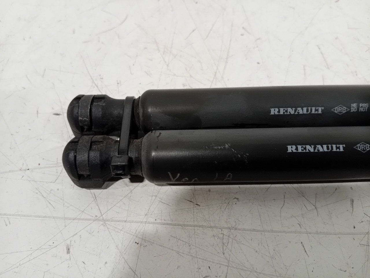 Gasdrukveerset achter Dacia Sandero gas spring gas spring dampers rear lid left and right usado en Menorca foto 3