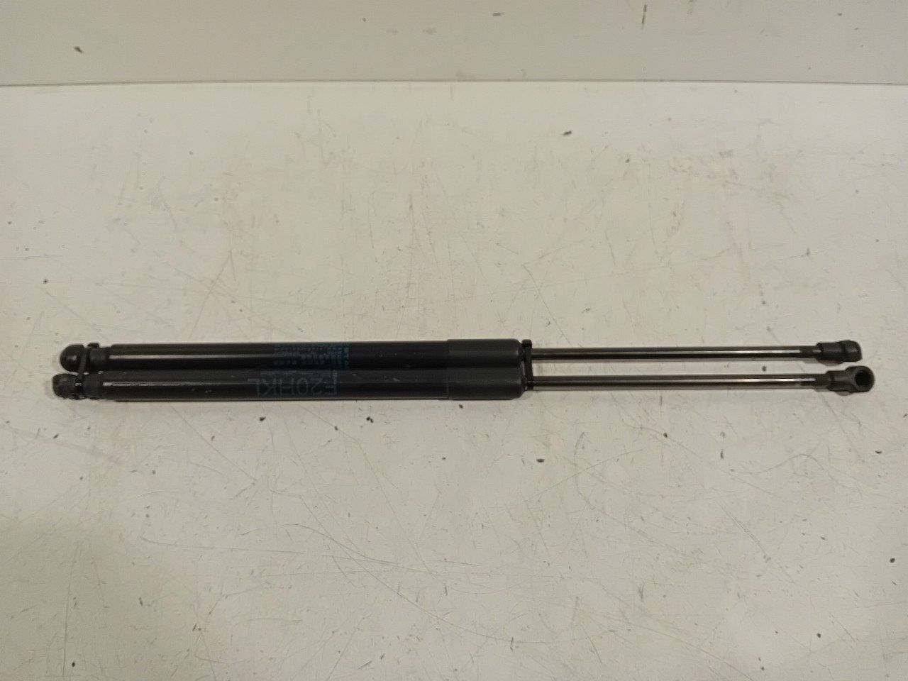 Gasdrukveerset achter BMW 1 serie gas spring gas spring dampers rear lid left and right usado en Menorca