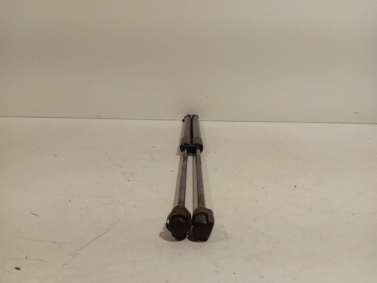 Gasdrukveerset achter Volkswagen Polo gas spring gas spring dampers rear lid left and right usado en Menorca foto 5