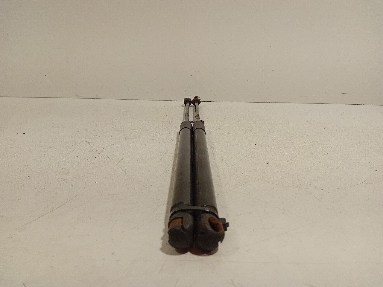 Gasdrukveerset achter Volkswagen Polo gas spring gas spring dampers rear lid left and right usado en Menorca foto 3