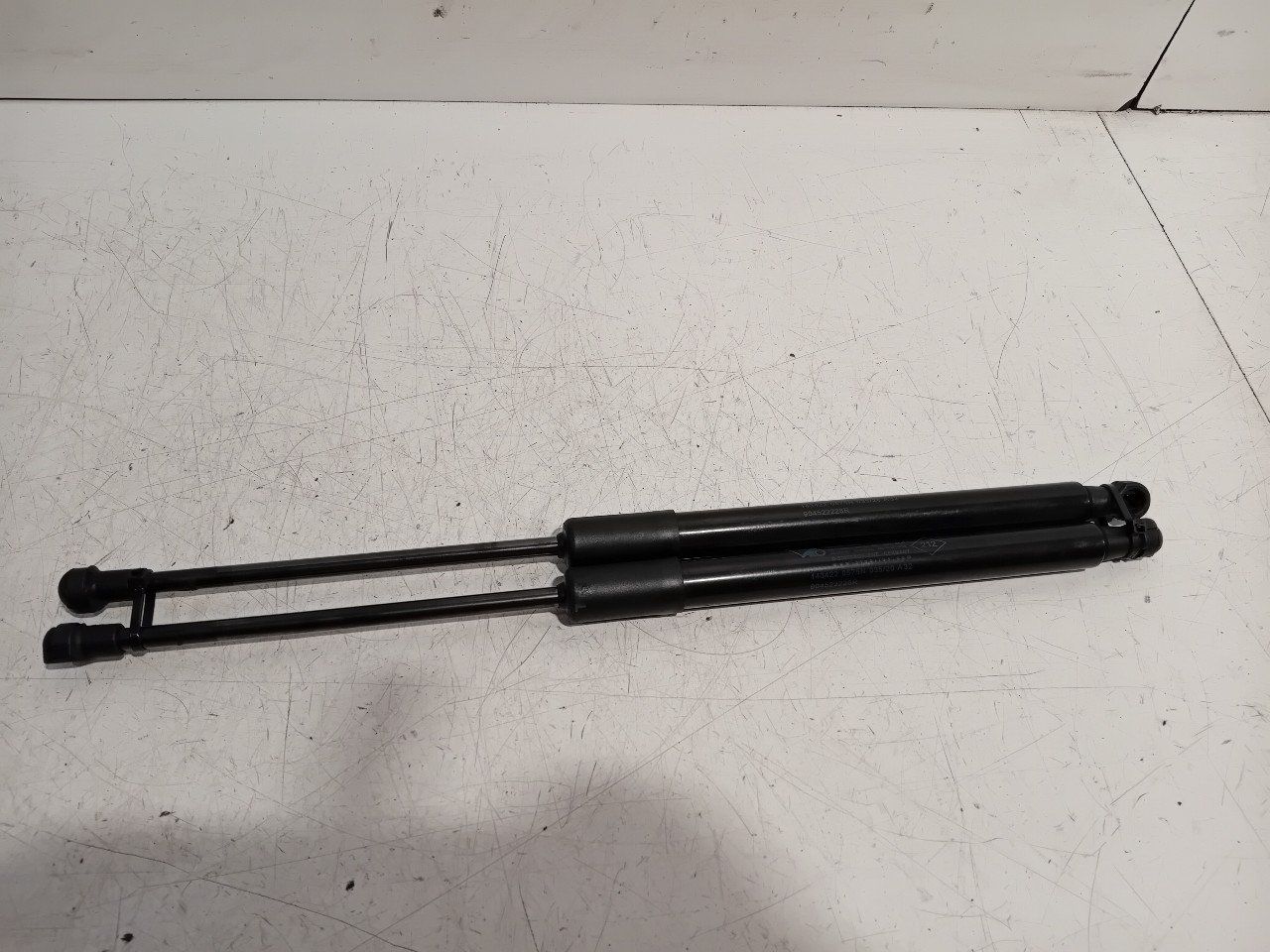 Gasdrukveerset achter Dacia Duster gas spring gas spring dampers rear lid left and right usado en Menorca