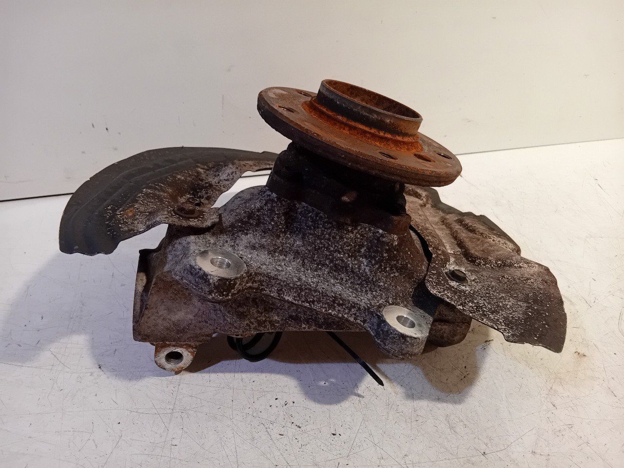 Wielnaaf rechts voor BMW 1 serie wheel hub usado en Menorca foto 3