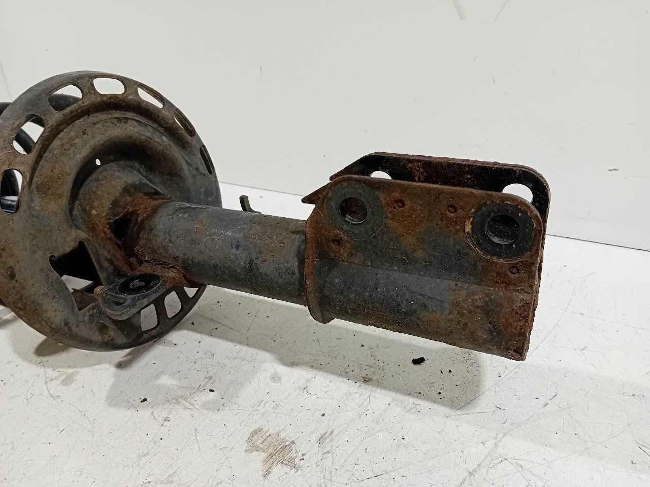 Veerpoot rechts voor Hyundai i10 strut complete single usado en Menorca foto 3