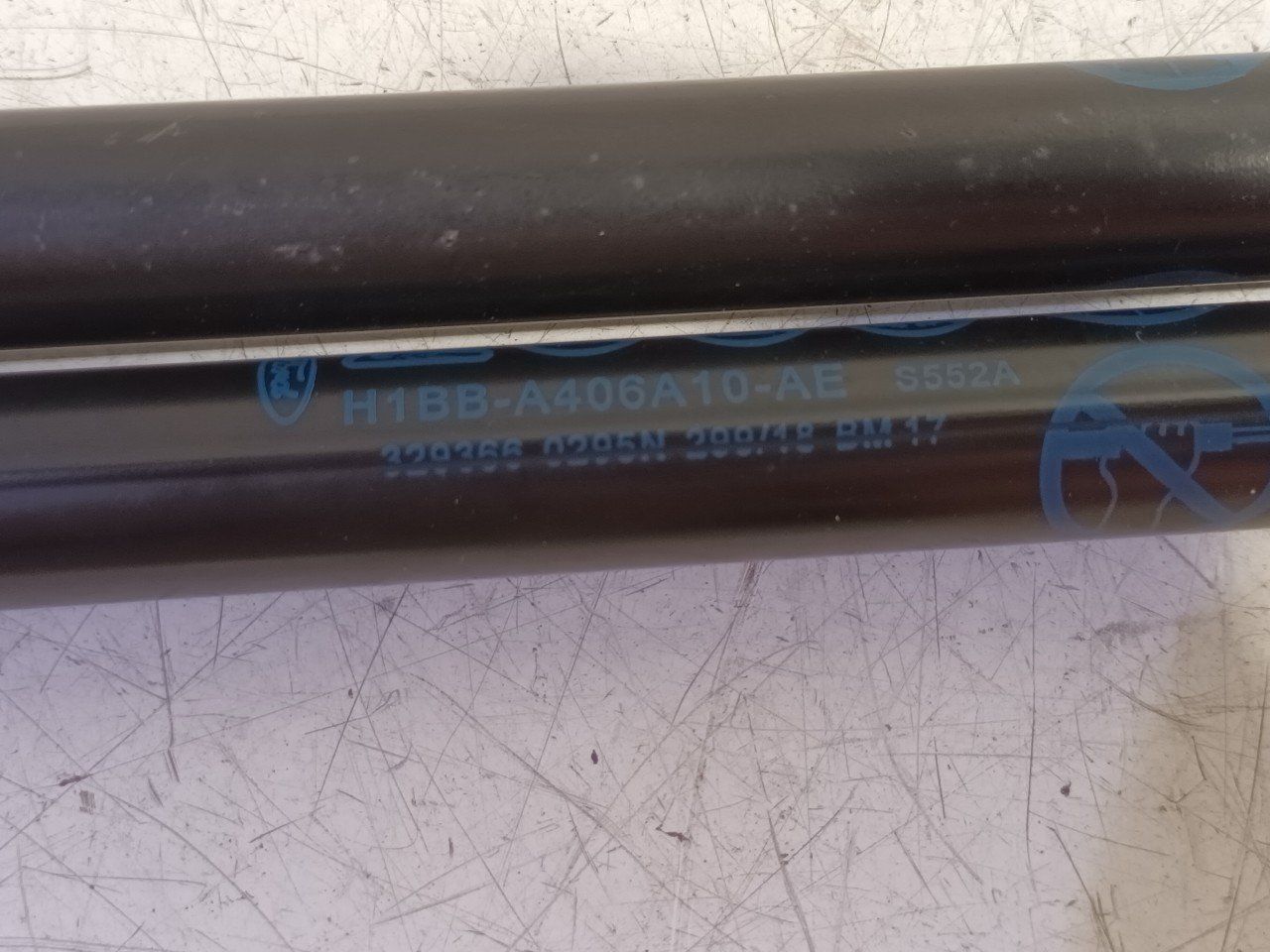 Gasdrukveerset achter Ford Fiesta gas spring gas spring dampers rear lid left and right usado en Menorca foto 4